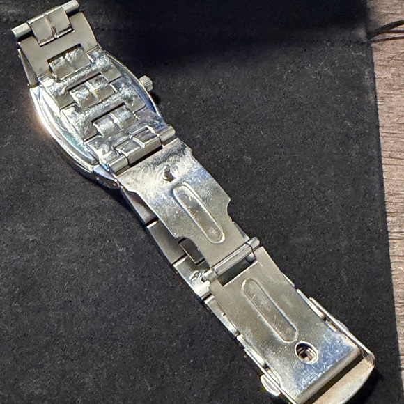 Guess Unisex Stainless Steele Dress Watch. - Picture 7 of 7